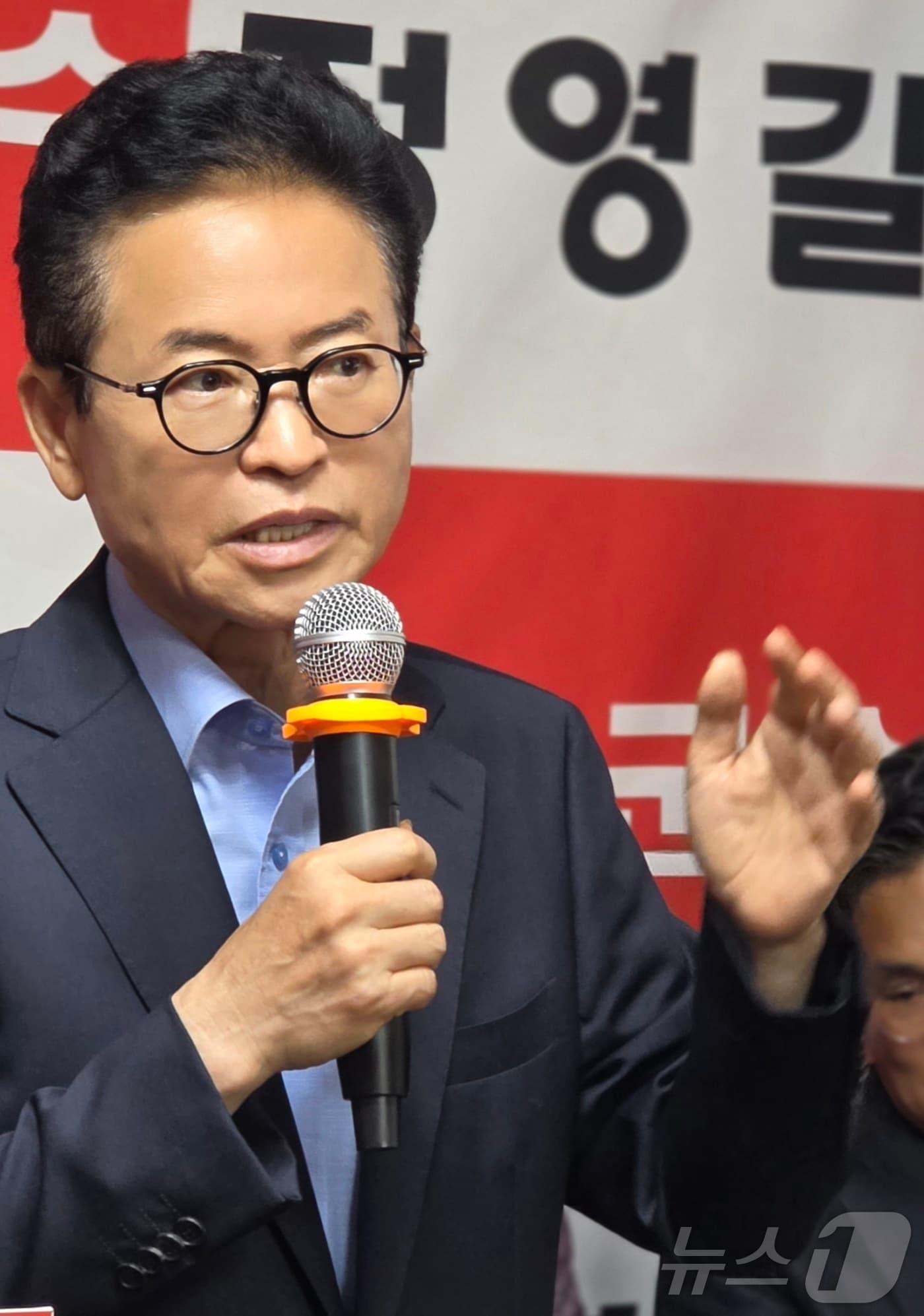 본문 이미지 - 이철우 경북지사가 9일 정영길 경북 성주군수 후보 선거사무소 개소식에서 인사말을 하고 있다. (재판매 및 DB금지) ⓒ 뉴스1 정우용 기자