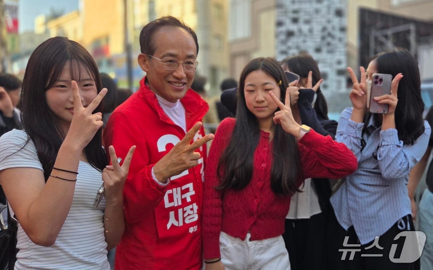 본문 이미지 - 추경호 국민의힘 대구시당 예비후보가 9일 대구 중구 동성로축제 현장에서 시민들과 사진을 찍으며 인사를 나누고 있다.2026.5.9 ⓒ 뉴스1 이성덕 기자