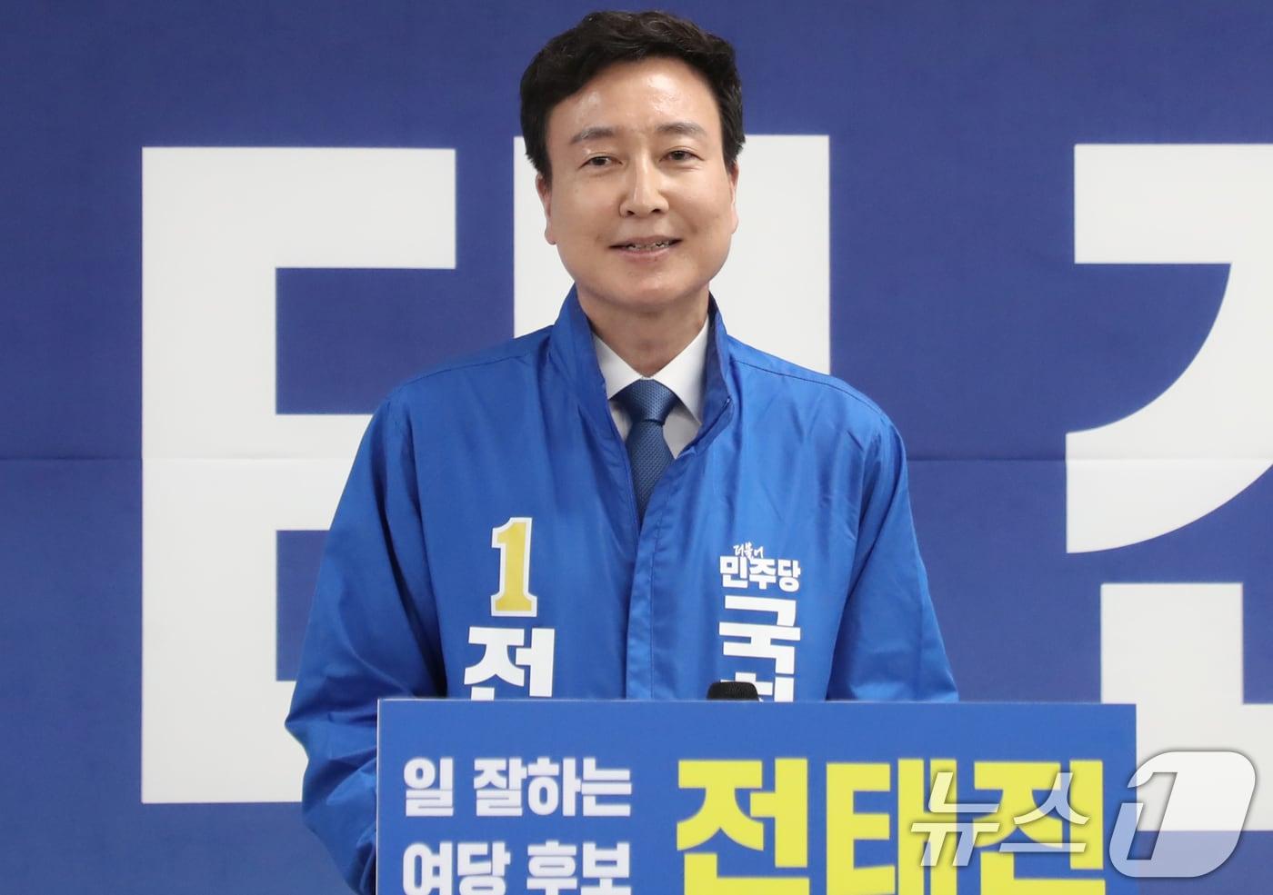 본문 이미지 - 전태진 울산 남구갑 국회의원 보궐선거 후보가 9일 자신의 선거사무소 개소식에서 지지자들에게 인사를 하고 있다. 2026.5.9 ⓒ 뉴스1 조민주 기자