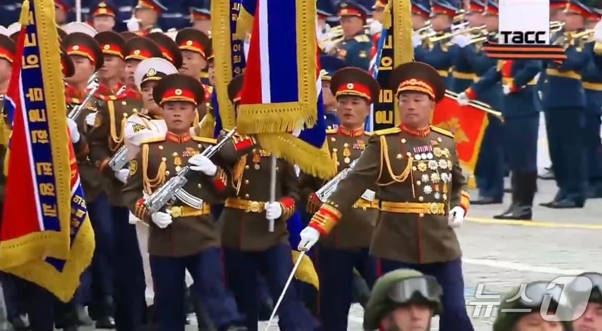 본문 이미지 - 9일 러시아 전승절 열병식에 참석해 행진하는 북한군의 모습 (러시아 관영매체 타스통신 엑스 갈무리)