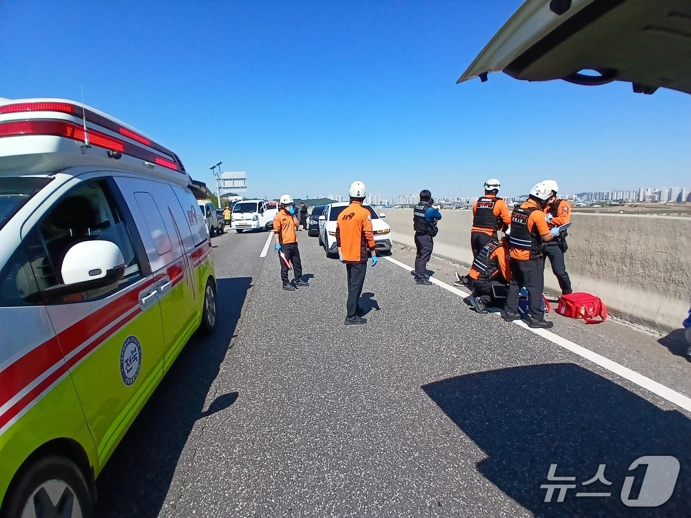 본문 이미지 - 9일 오전 9시 33분께 전북 군산시 옥산면 옥산교 인근 도로에서 차량 3대가 연쇄 추돌하는 사고가 발생했다.(소방제공. 재판매 및 DB금지)2026.5.9/뉴스1 