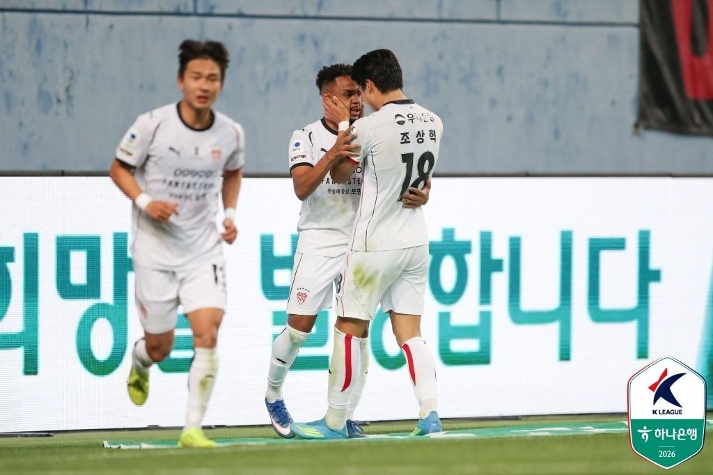본문 이미지 -  주닝요가 멀티골을 터뜨린 포항이 대전을 2-0으로 꺾었다.(한국프로축구연맹 제공)