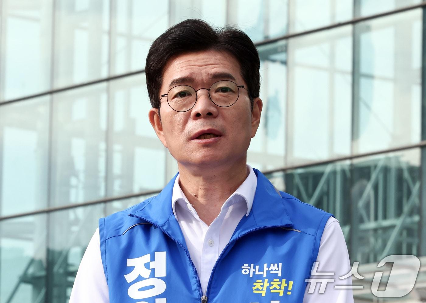 본문 이미지 - 정원오 더불어민주당 서울시장 후보가 1일 서울 용산구 서울역 앞에서 서울시민께 드리는 호소문을 발표하고 있다. 2026.6.1 ⓒ 뉴스1 최지환 기자