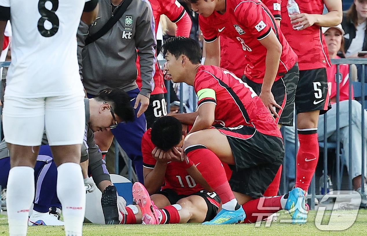 본문 이미지 - 대한민국 축구대표팀 손흥민이 지난 30일(현지시간) 미국 유타주 솔트레이크시티 브리검 영 대학교 BYU 사우스필드 경기장에서 2026 국제축구연맹(FIFA) 북중미 월드컵 앞두고 열린 대한민국과 트리니다드 토바고의 평가전에서 부상으로 쓰러진 조유민을 위로하고 있다. 2026.6.1 ⓒ 뉴스1 임세영 기자