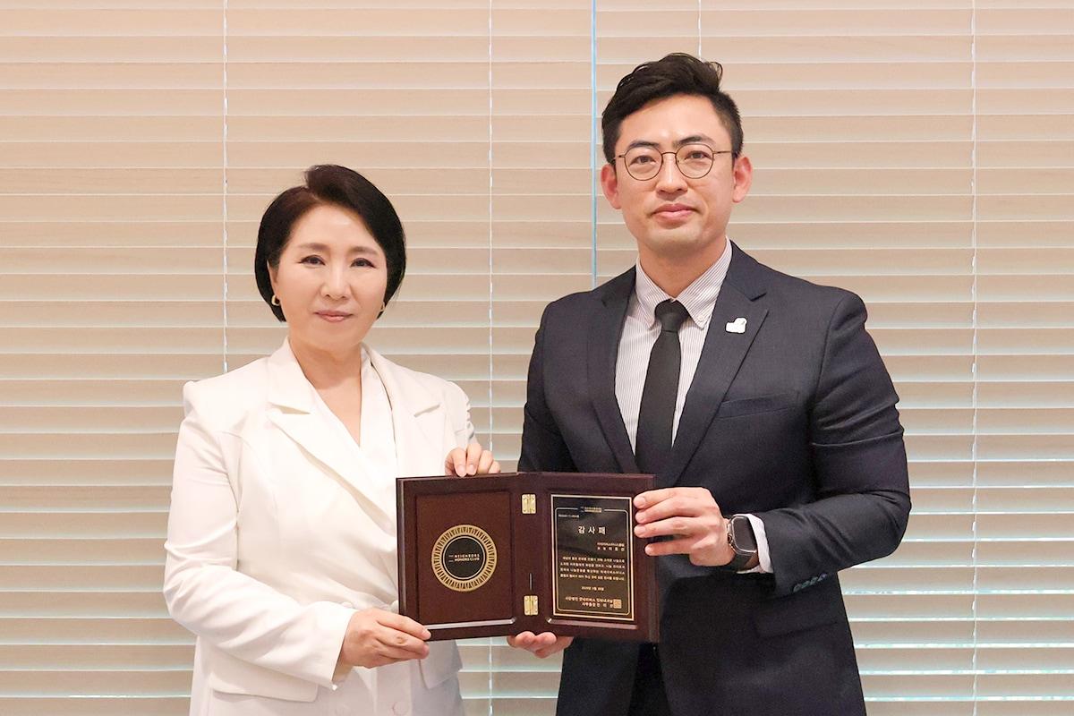 본문 이미지 - 글로벌 아동권리 전문 NGO 굿네이버스는 상담전문가 이호선을 고액 기부자 모임 '더네이버스아너스클럽' 회원으로 등재했다고 1일 밝혔다. 사진은 이호선 교수(왼쪽)와 어정욱 굿네이버스 ESG사회공헌협력실장이 기념 촬영하는 모습. (제공=굿네이버스)