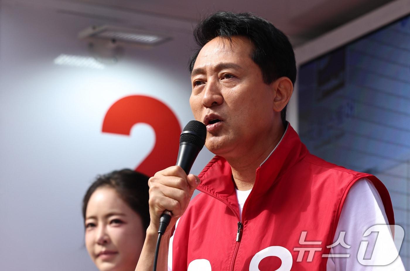 본문 이미지 - 오세훈 국민의힘 서울시장 후보가 1일 오전 서울 광화문네거리에서 지지를 호소하고 있다. 2026.6.1 ⓒ 뉴스1 구윤성 기자