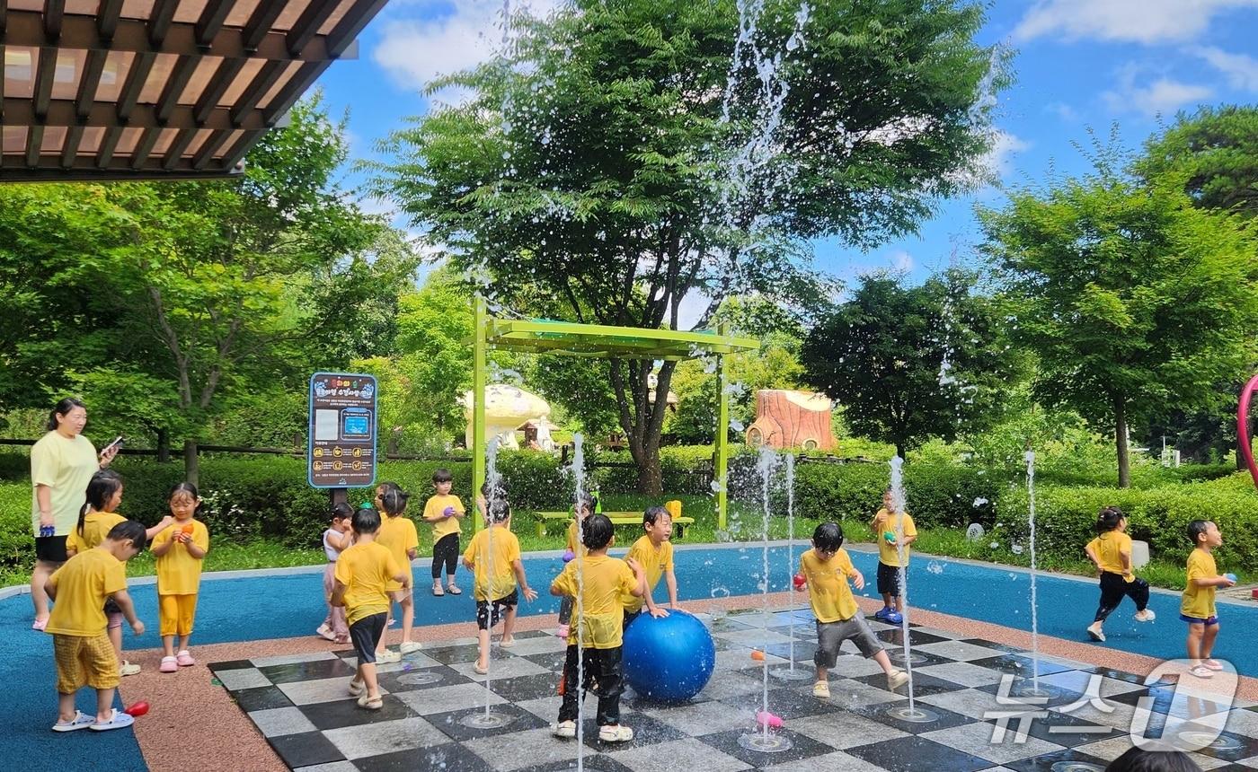 본문 이미지 - 괴산 성불산 산림휴양단지 동화의 숲 바작음악분수대.(괴산군 제공. 재판매 및 DB금지)/뉴스1