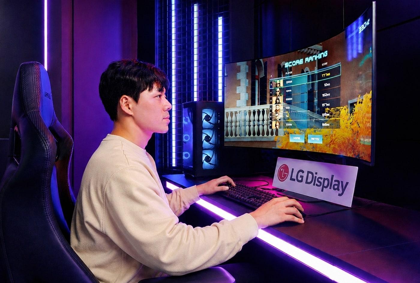 본문 이미지 - LG디스플레이 모델이 게이밍 OLED를 체험하고 있다. (LG디스플레이 제공)