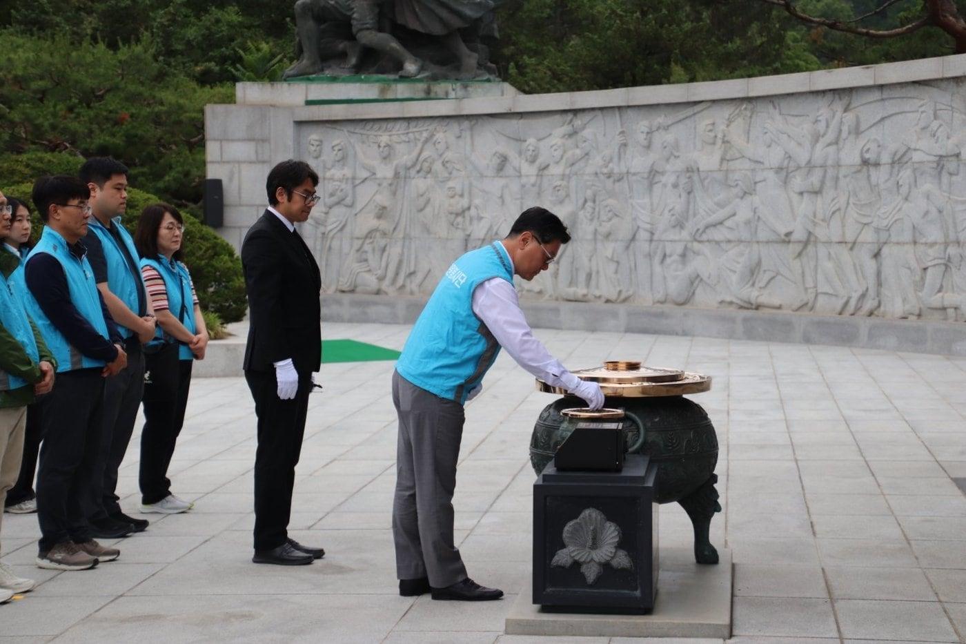 본문 이미지 - 김성원 GS글로벌 대표가 현충원에서 분향하고 있다.(GS글로벌제공)