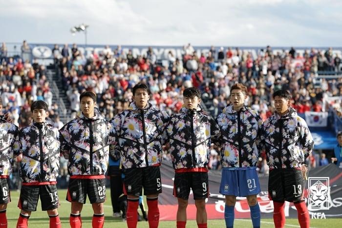 본문 이미지 - 축구대표팀 선수단이 착용한 피스마이너스원 재킷. (대한축구협회 제공)