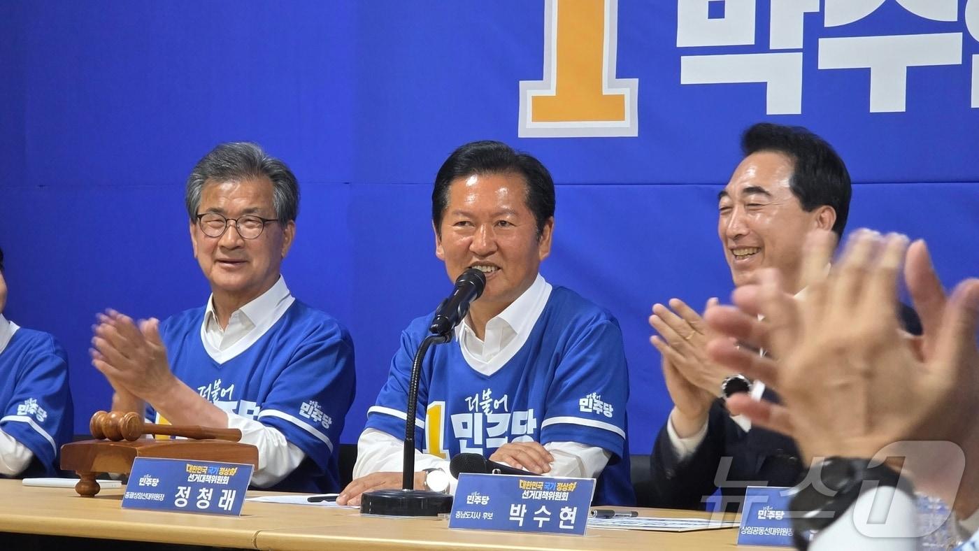 본문 이미지 - 정청래 더불어민주당 대표가 1일 충남 천안시 박수현충남도지사 후보 선거사무소에서 중앙선거대책위원회의를 열고 모두 발언을 하고 있다. 2026.6.1 ⓒ 뉴스1 이시우 기자