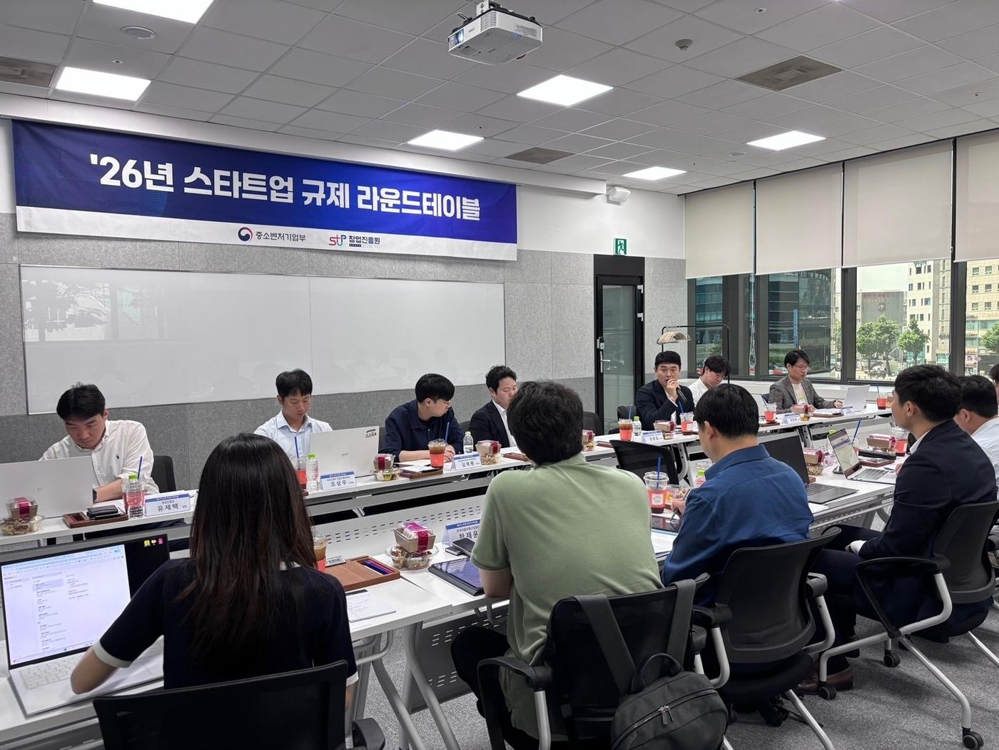 본문 이미지 - 중소벤처기업부·국토교통부·개인정보보호위원회·방송미디어통신위원회·코리아스타트업포럼·벤처기업협회·한국자동차모빌리티산업협회·한국자율주행산업협회·자동차연구원 등 관계자들이 회의하고 있다.(창업진흥원 제공)