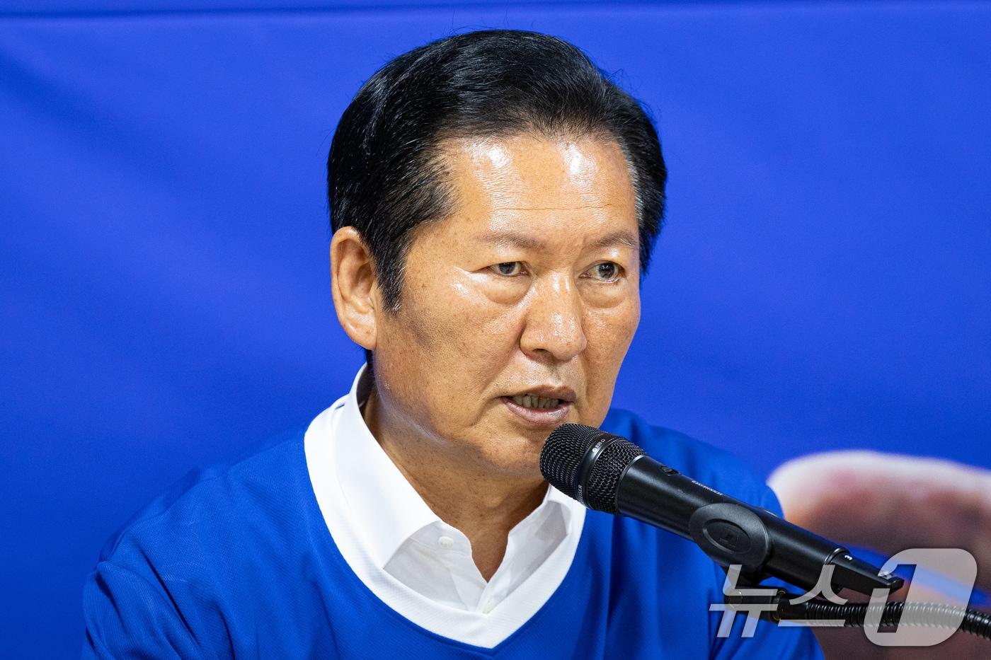 본문 이미지 - 정청래 더불어민주당 대표가 1일 충남 천안시 박수현 충남도지사 후보 선거사무소에서 열린 충남 현장 중앙선거대책위원회의에서 모두 발언을 하고 있다. 2026.6.1 ⓒ 뉴스1 유승관 기자