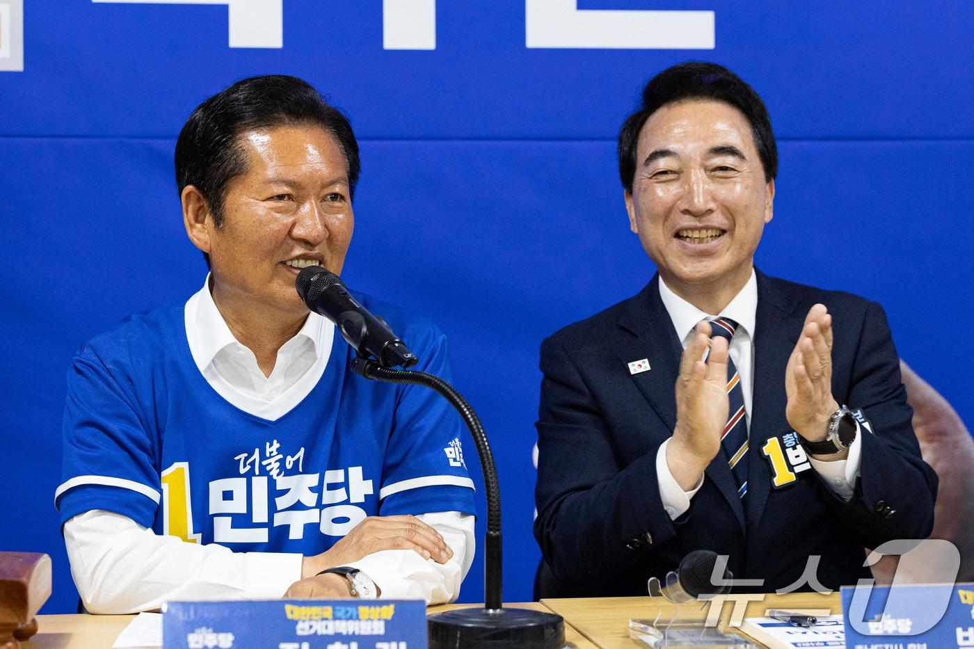 본문 이미지 - 정청래 더불어민주당 대표와 박수현 충남도지사 후보가 1일 충남 천안시 박수현 충남도지사 후보 선거사무소에서 열린 충남 현장 중앙선거대책위원회의에서 미소 짓고 있다. 2026.6.1 ⓒ 뉴스1 유승관 기자