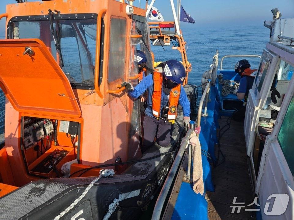 본문 이미지 - 지난달 31일 오전 7시께 부안해경이 배터리 방전으로 부안군 상왕등도 인근 해상을 표류하던 동력수상레저기구를 구조했다.(부안해경 제공. 재판매 및 DB금지)
