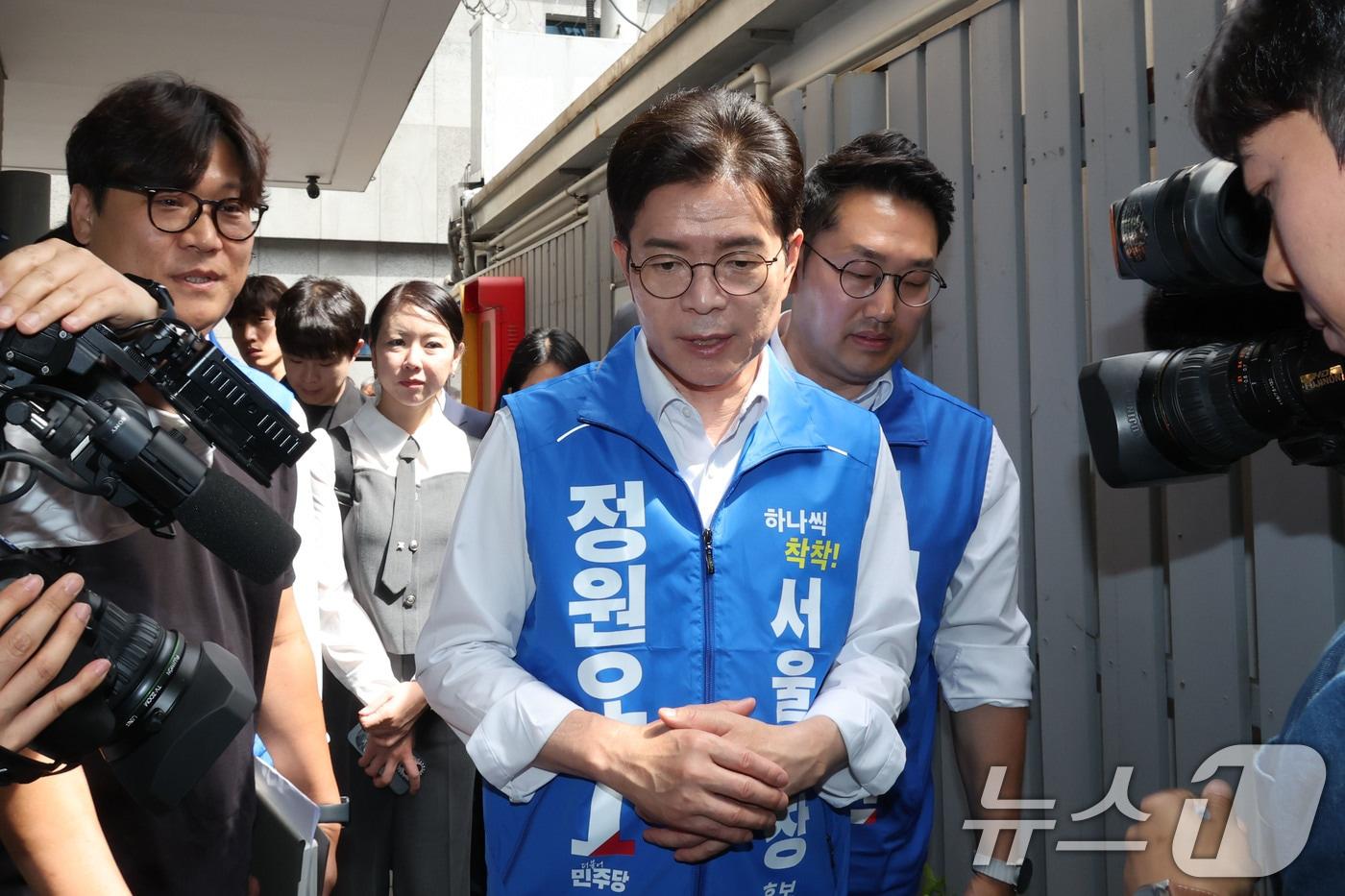 본문 이미지 - 정원오 더불어민주당 서울시장 후보가 1일 오전 서울 종로구 돈의동 쪽방촌 온기창고를 둘러보고 있다. (공동취재) 2026.6.1 ⓒ 뉴스1 권현진 기자