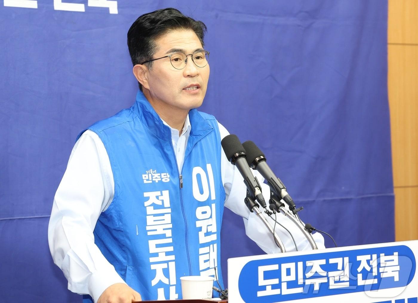 본문 이미지 - 이원택 더불어민주당 전북도지사 후보가 1일 전북 전주시 전북특별자치도의회에서 정책 기자회견을 열고 질의에 답변을 하고 있다. 2026.6.1 ⓒ 뉴스1 유경석 기자