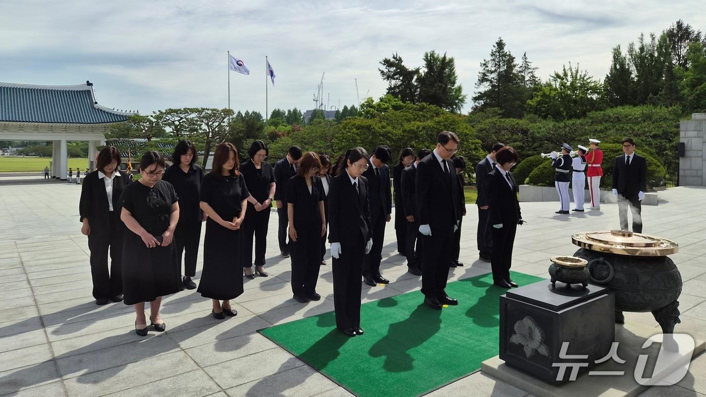 본문 이미지 - 1일  서울 동작구 국립서울현충원에서 이승우 서울지방보훈청장을 포함한 보훈부 서울청 관계자들이 참배하고 있다. (보훈부 서울청 제공)