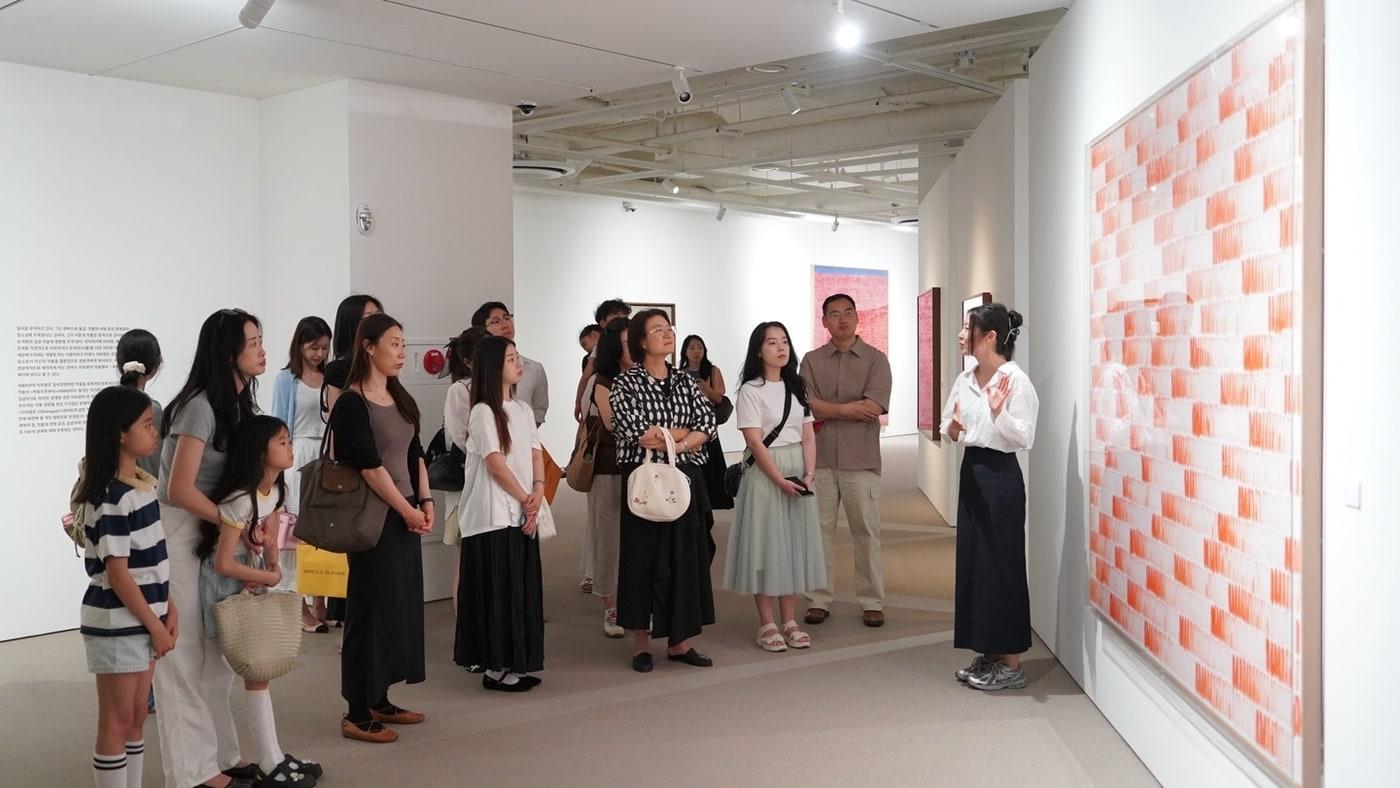 본문 이미지 - 글로벌세아그룹은 지난달 30일 서울 강남구의 문화예술공간인 글로벌세아 아트스페이스에서 임직원과 가족 100여 명을 초청해 전시 관람 행사를 진행했다 (글로벌세아그룹 제공)