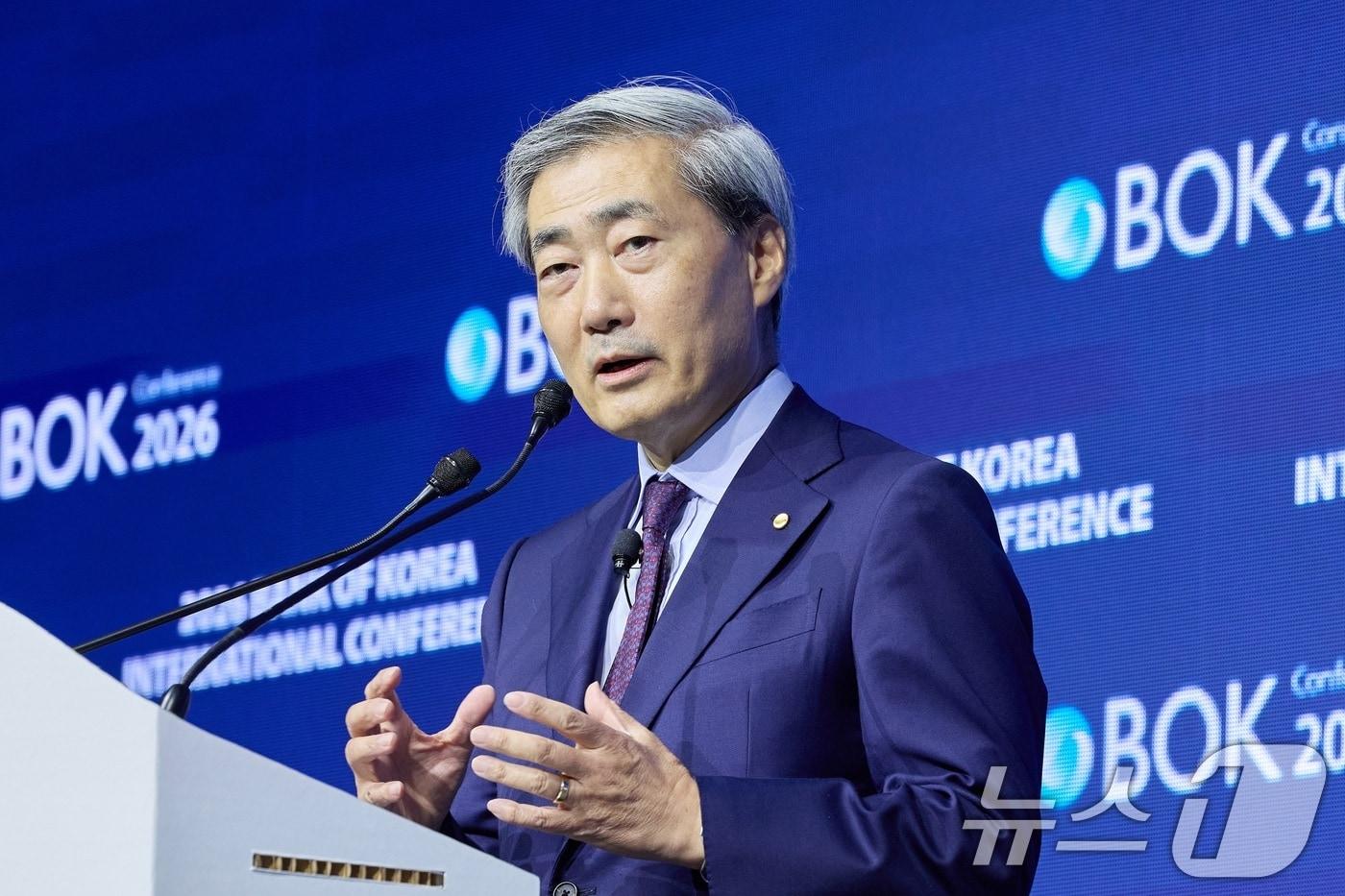 본문 이미지 - 신현송 한국은행 총재가 1일 오전 서울 중구 한국은행에서 열린 2026 BOK 국제컨퍼런스에서 개회사를 하고 있다. (한국은행 제공. 재판매 및 DB금지) 2026.6.1 ⓒ 뉴스1