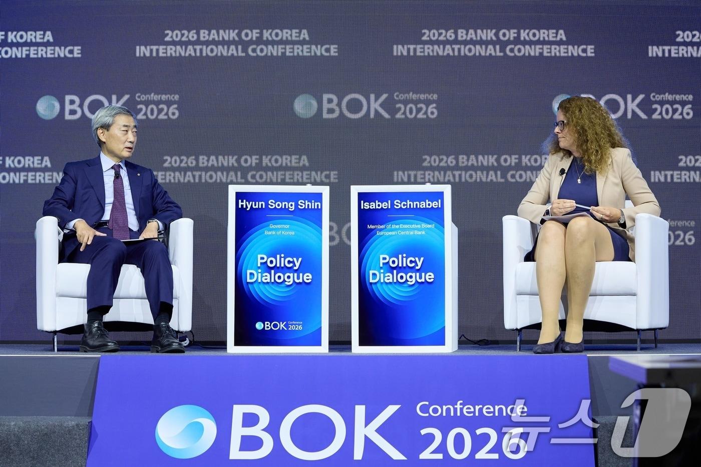 본문 이미지 - 신현송 한국은행 총재와 이자벨 슈나벨 유럽중앙은행 집행이사회 위원이 1일 오전 서울 중구 한국은행에서 열린 2026 BOK 국제컨퍼런스에서 정책 대담을 하고 있다. (한국은행 제공. 재판매 및 DB금지) 2026.6.1 ⓒ 뉴스1