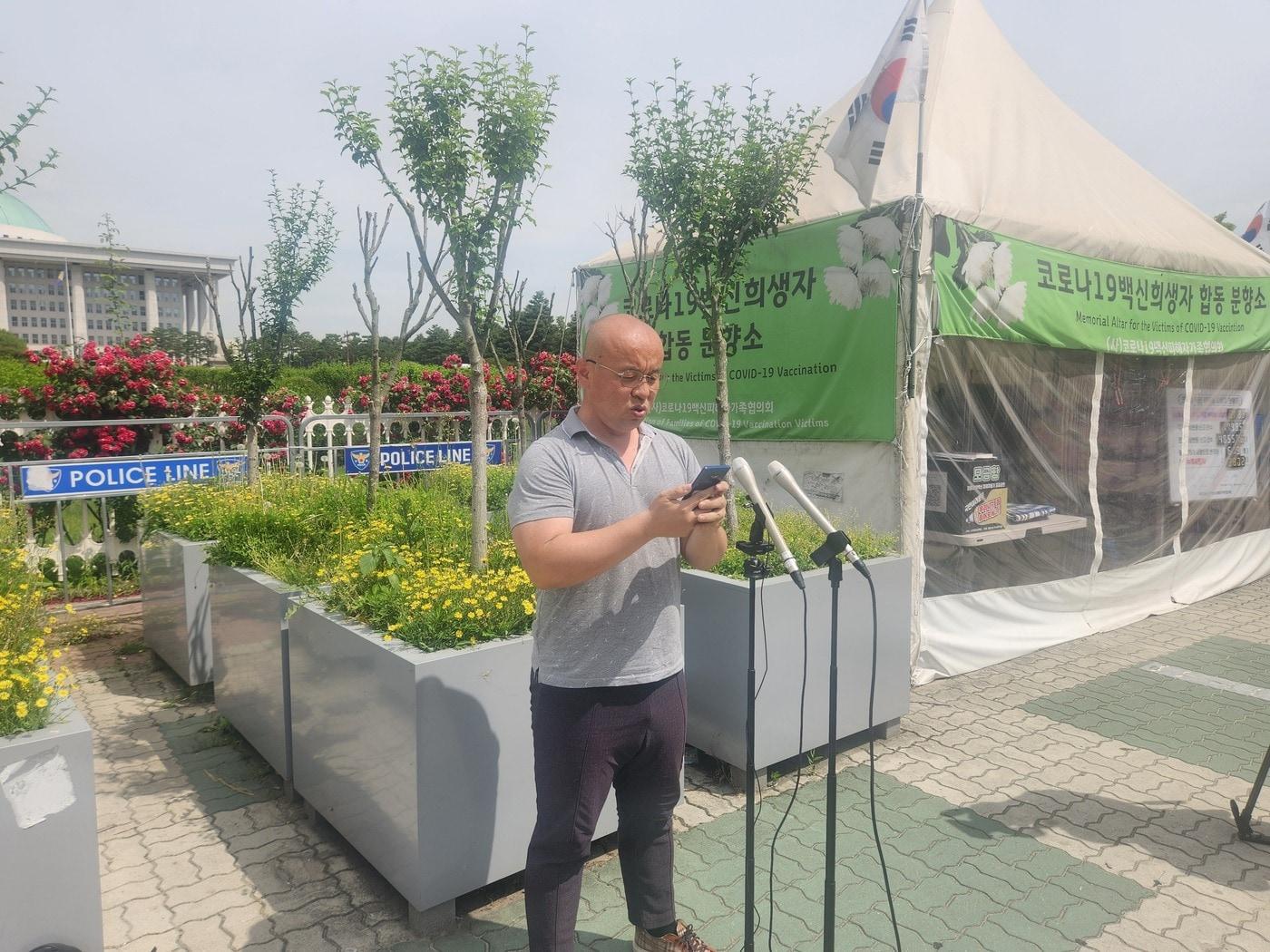 본문 이미지 - 1일 서울 영등포구 국회 앞에서 민경권 대한민국주주운동본부 대표가 성명문을 낭독하고 있다. 2026.06.01 (사진. 대한민국주주운동본부 제공)