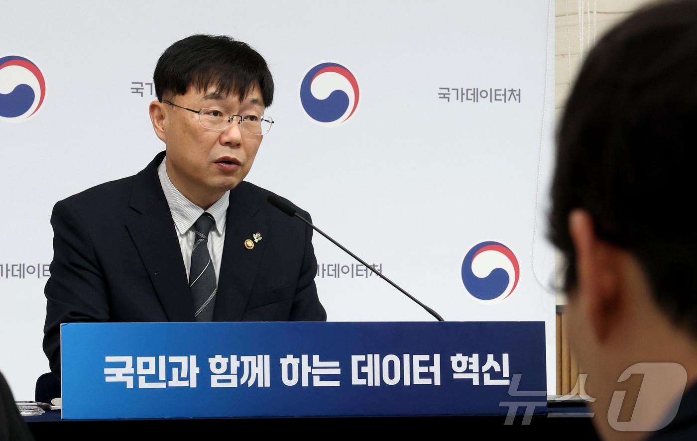 본문 이미지 - 안형준 국가데이터 처장이 세종시 정부세종청사에서 국가데이터처 국민주권정부 출범 1주년 성과에 대해 발표하고 있다. 2026.6.2 ⓒ 뉴스1 김기남 기자