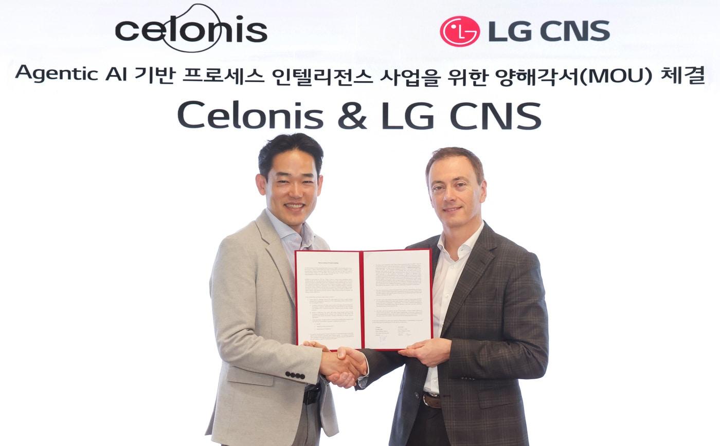 본문 이미지 - 진요한 LG CNS AI센터장 상무(왼쪽)와 필립 마티유 셀로니스 부사장이 사업 협약 체결 후 기념촬영하는 모습.(LG CNS 제공)