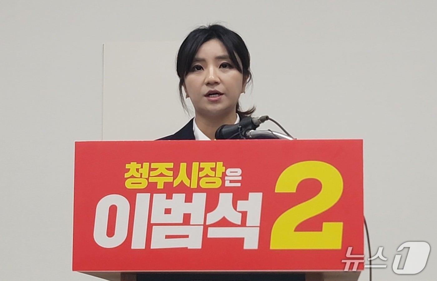 본문 이미지 - 김소연 변호사의 기자회견 모습.2026.6.1./뉴스1