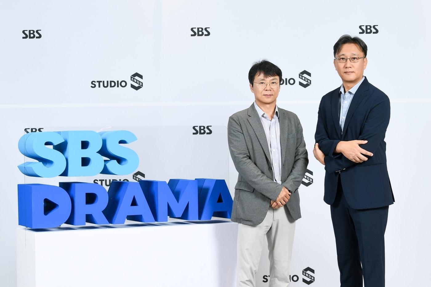 본문 이미지 - 홍성창 스튜디오S 대표(왼쪽), 김기슭 SBS 편성실장/ 사진제공=SBS