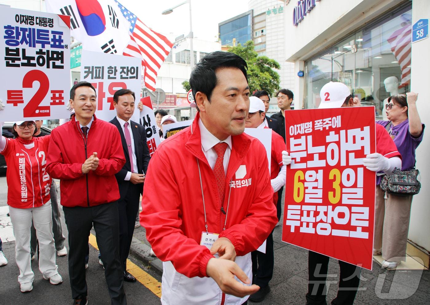본문 이미지 - 장동혁 국민의힘 대표가 1일 오전 제주시 이도1동 동문재래시장에 들어서고 있다. ⓒ 뉴스1 오미란 기자