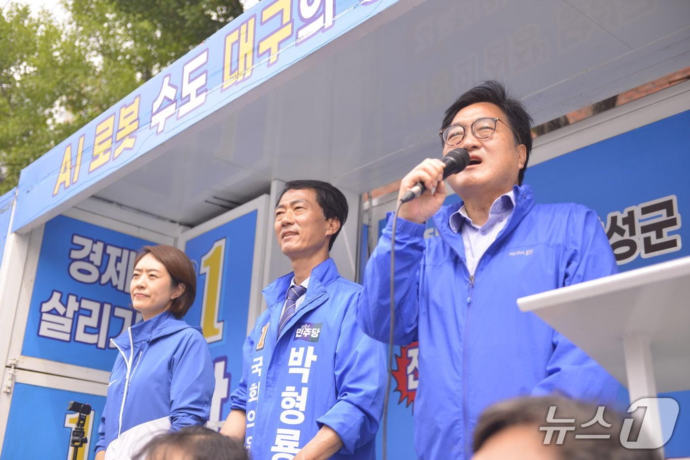 본문 이미지 - 우원식 전 국회의장과 고민정 더불어민주당 의원이 1일 대구 달성군 화원시장을 찾아 박형룡 더불어민주당 후보 지원 유세를 하고 있다. 2026.6.1 ⓒ 뉴스1 이성덕 기자