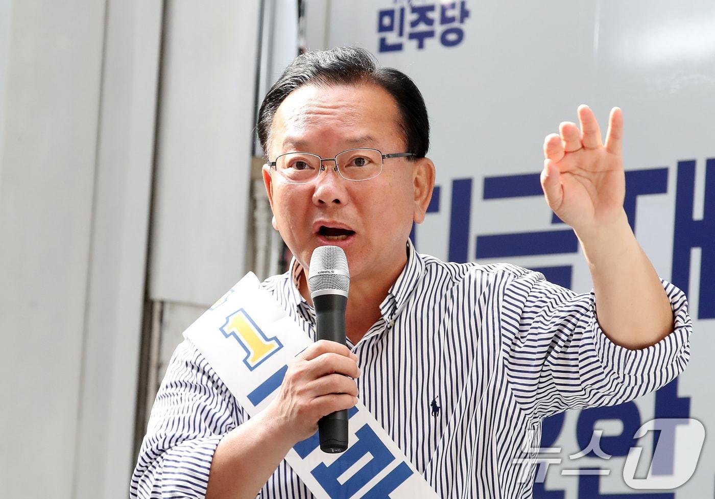 본문 이미지 - 김부겸 더불어민주당 대구시장 후보가 1일 오전 대구 북구 팔달신시장에서 지지를 호소하고 있다. 2026.6.1 ⓒ 뉴스1 공정식 기자