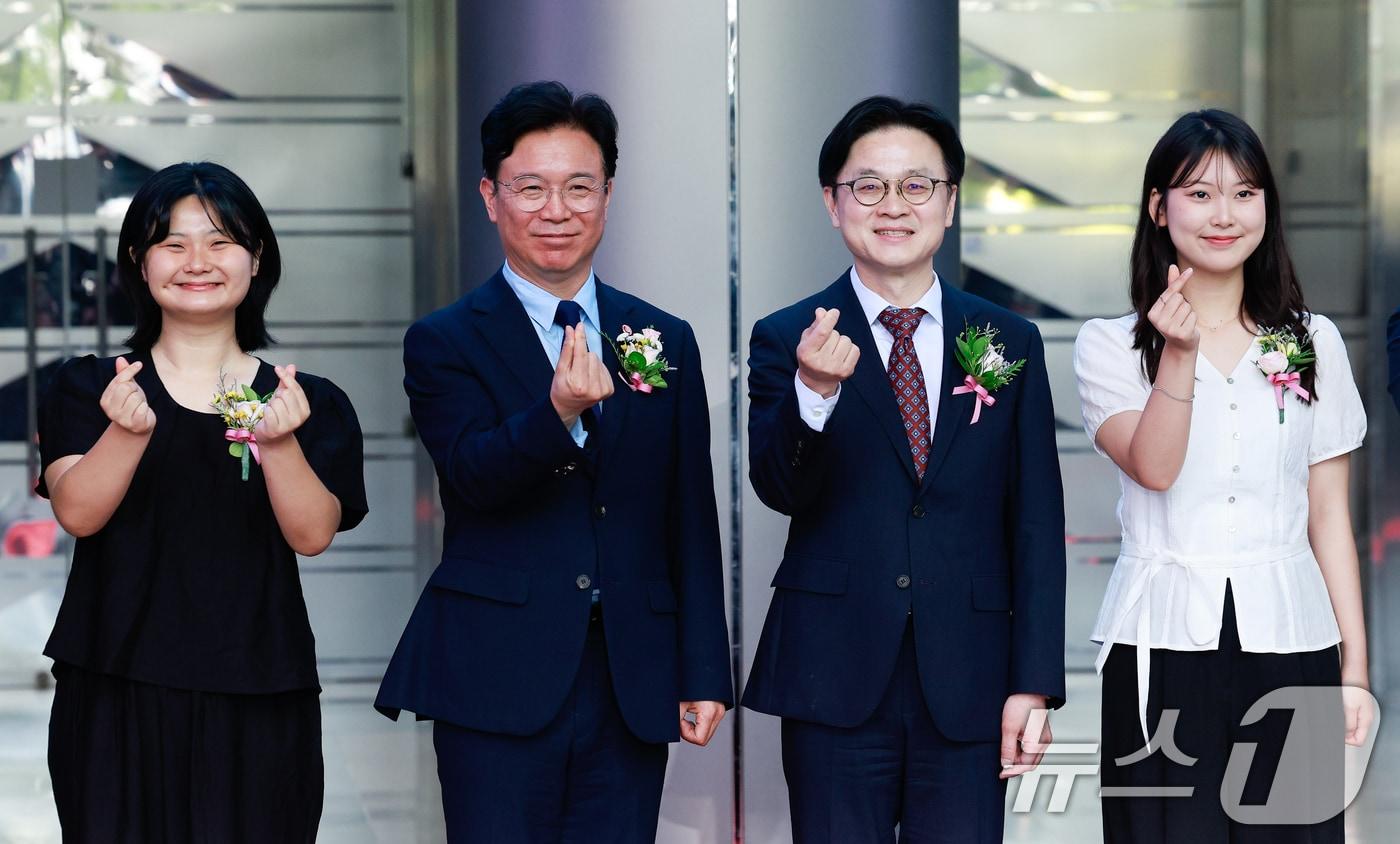 본문 이미지 - 김정관 산업통상부 장관과 김영훈 고용노동부 장관이 지난 6월 서울 강남구 코엑스에서 열린 2026 글로벌 탤런트 페어 개막식에 참석해 기념 촬영을 하고 있다. ⓒ 뉴스1 안은나 기자