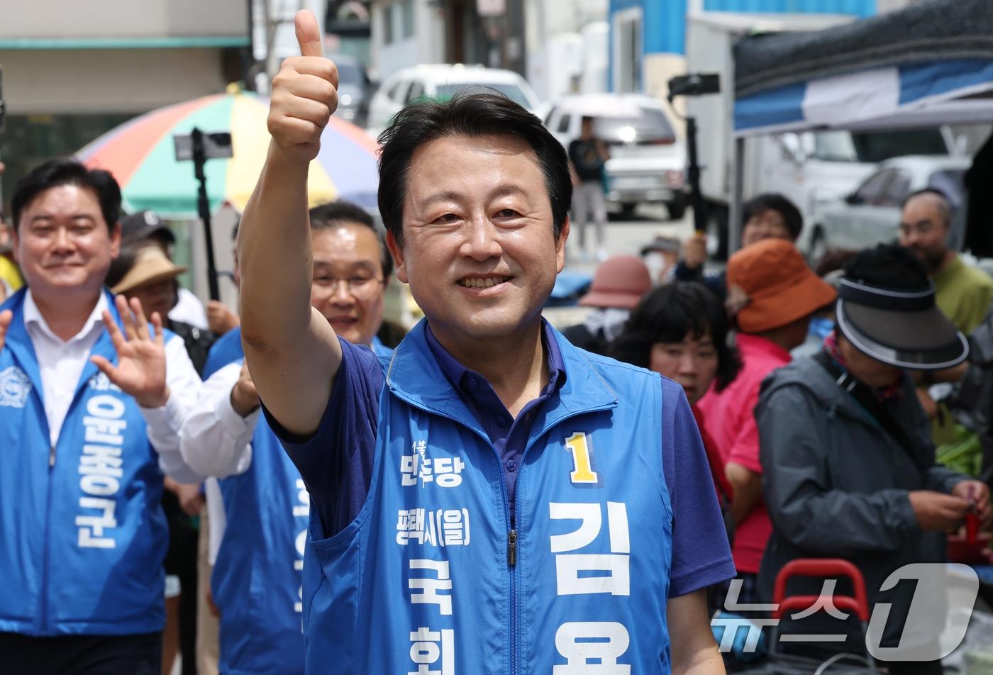 본문 이미지 - 김용남 더불어민주당 경기 팽택시을 국회의원 후보가 1일 경기 평택시 안중읍 안중시장을 찾아 시민들에게 지지를 호소하고 있다. 2026.6.1 ⓒ 뉴스1 김영운 기자