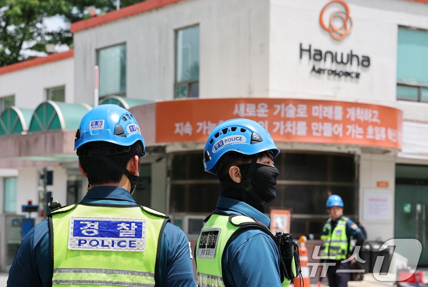 본문 이미지 - 1일 오전 10시59분께 대전 유성구 외삼동 한화에어로스페이스 대전사업장에서 발생한 화재로 7명의 사상자가 발생, 경찰이 주변을 통제하고 있다. 2026.6.1 ⓒ 뉴스1 김기태 기자
