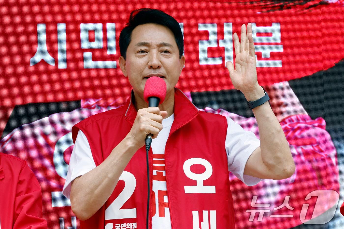 본문 이미지 - 오세훈 국민의힘 서울시장 후보가 1일 오후 서울시 노원구 롯데백화점 노원점 앞에서 가진 노원구 릴레이 순회 유세에서 지지를 호소하고 있다. 2026.6.1 ⓒ 뉴스1 박정호 기자