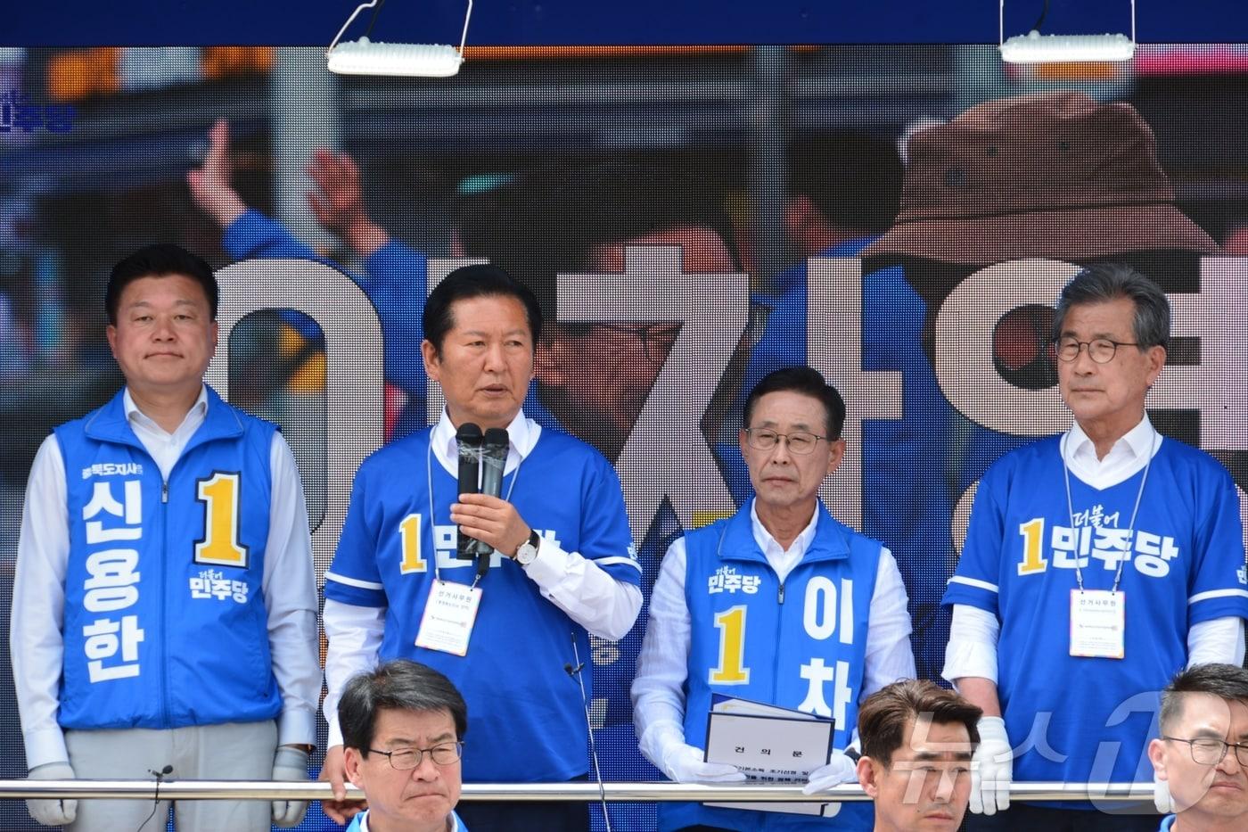 본문 이미지 - 정청래 민주당 대표가 1일 이차영 괴산군수 지원을 위해 괴산을 찾았지만, 한화에어로스페이스 사고 여파로 인사말만하고 급히 자리를 떠났다.2026.06.01 2026.6.1 ⓒ 뉴스1 이성기 기자