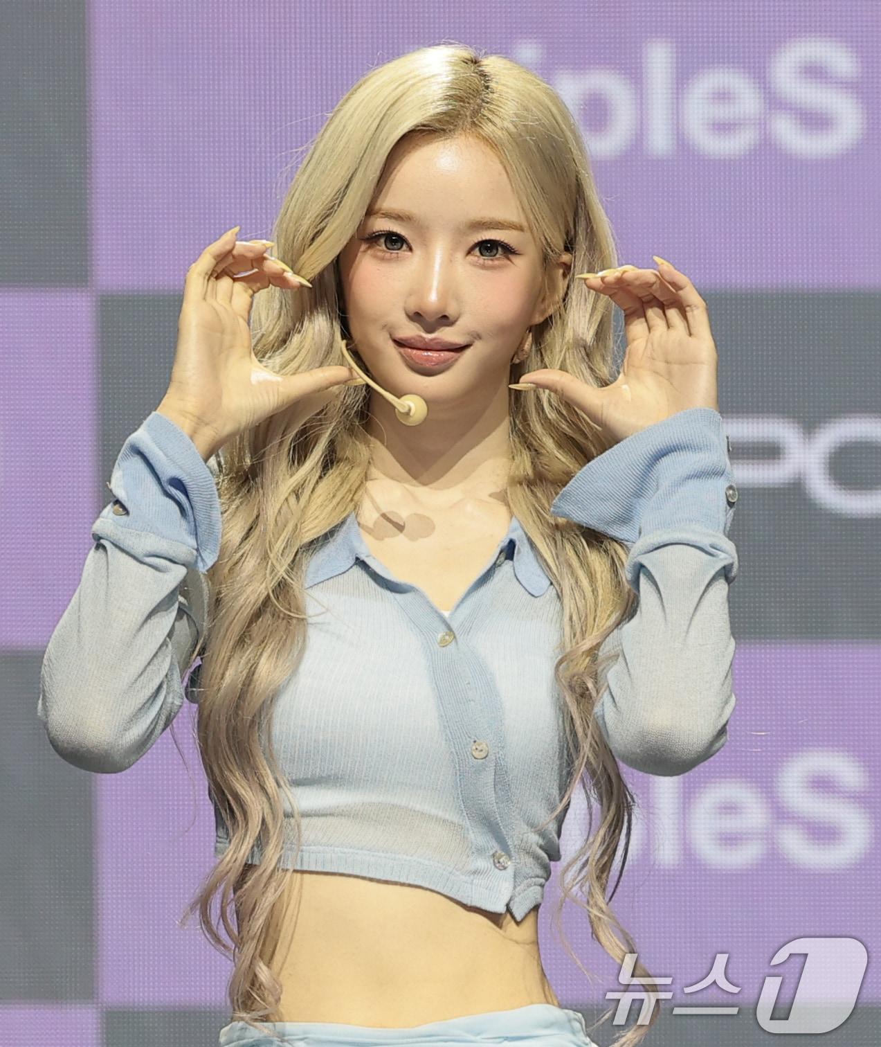 본문 이미지 - 그룹 트리플에스(tripleS) 김유연이 1일 서울 용산구 블루스퀘어 마스터카드홀에서 열린 ASSEMBLE26 'LOVE & POP' 파트 1 'LOVE' 쇼케이스에서 포즈를 취하고 있다. 2026.6.1 ⓒ 뉴스1 권현진 기자