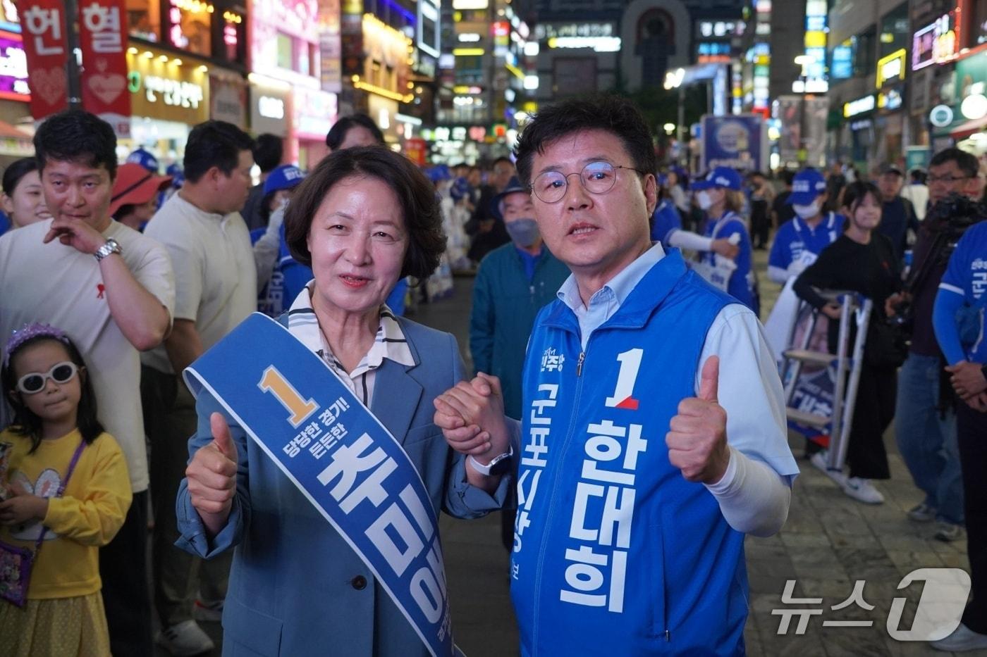 본문 이미지 -  제9회 전국동시지방선거(6·3 지방선거)에 출마한 한대희 더불어민주당 경기 군포시장 후보(오른쪽)와 추미애 경기도지사 후보. (한 후보 선거캠프 제공. 재판매 및 DB 금지) 2026.6.1/뉴스1