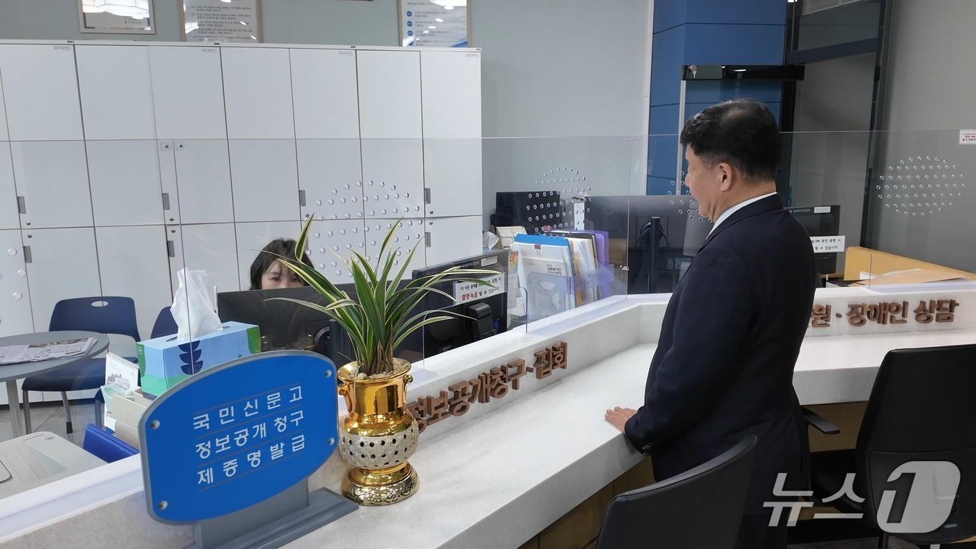 본문 이미지 - 김주홍 울산시교육감 후보가 1일 울산경찰청에 조용식 상대 후보에 대한 고발장을 접수하고 있다.(후보 측 제공. 재판매 및 DB금지)/뉴스1