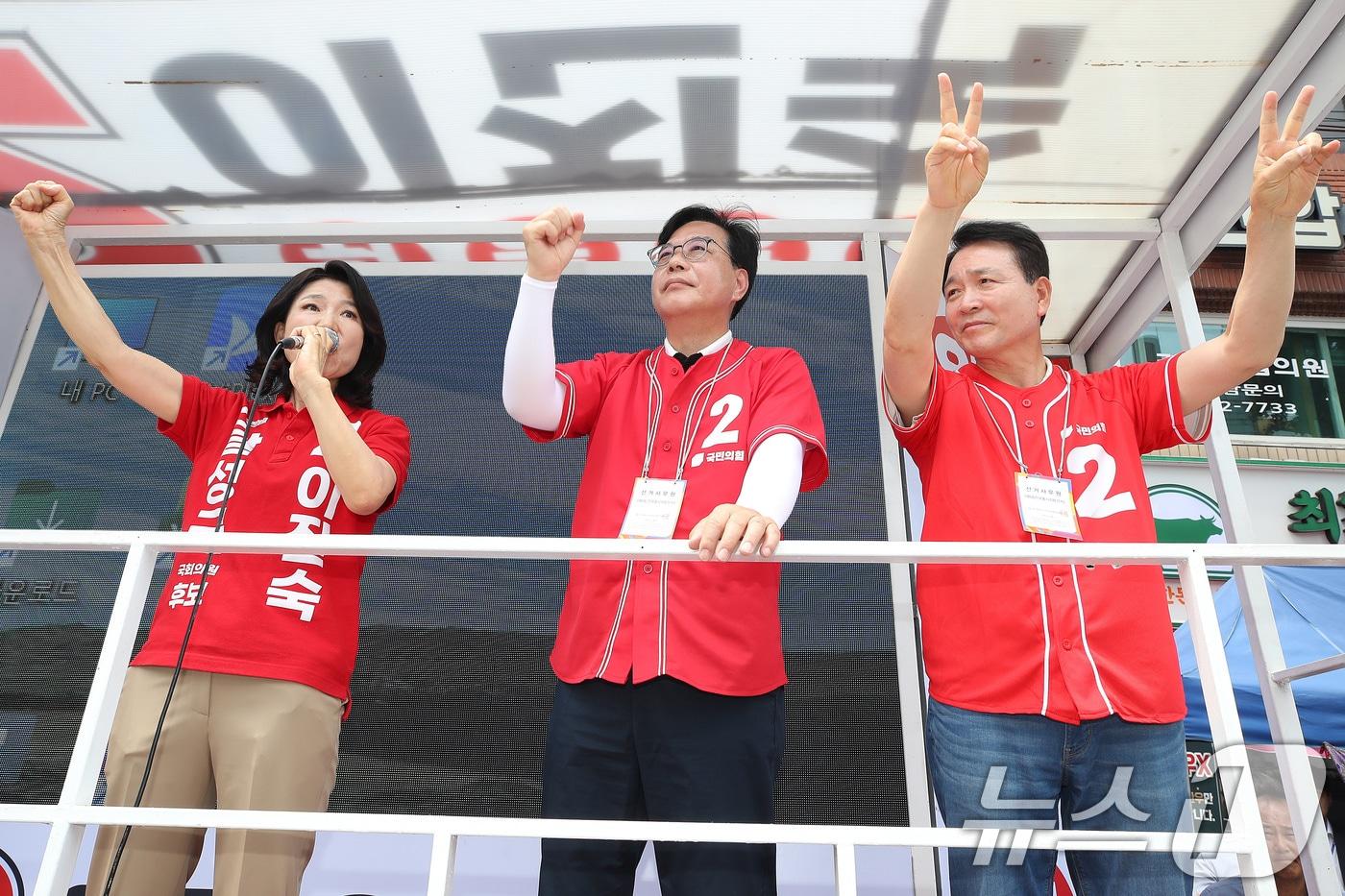 본문 이미지 - 송언석 국민의힘 원내대표(가운데)가 1일 오후 대구 달성군 화원시장을 찾아 달성군 국회의원 보궐선거에 출마한 이진숙 후보 지지를 호소하고 있다. 왼쪽부터 국민의힘 이진숙 후보, 송언석 원내대표, 성일종 의원. 2026.6.1 ⓒ 뉴스1 공정식 기자