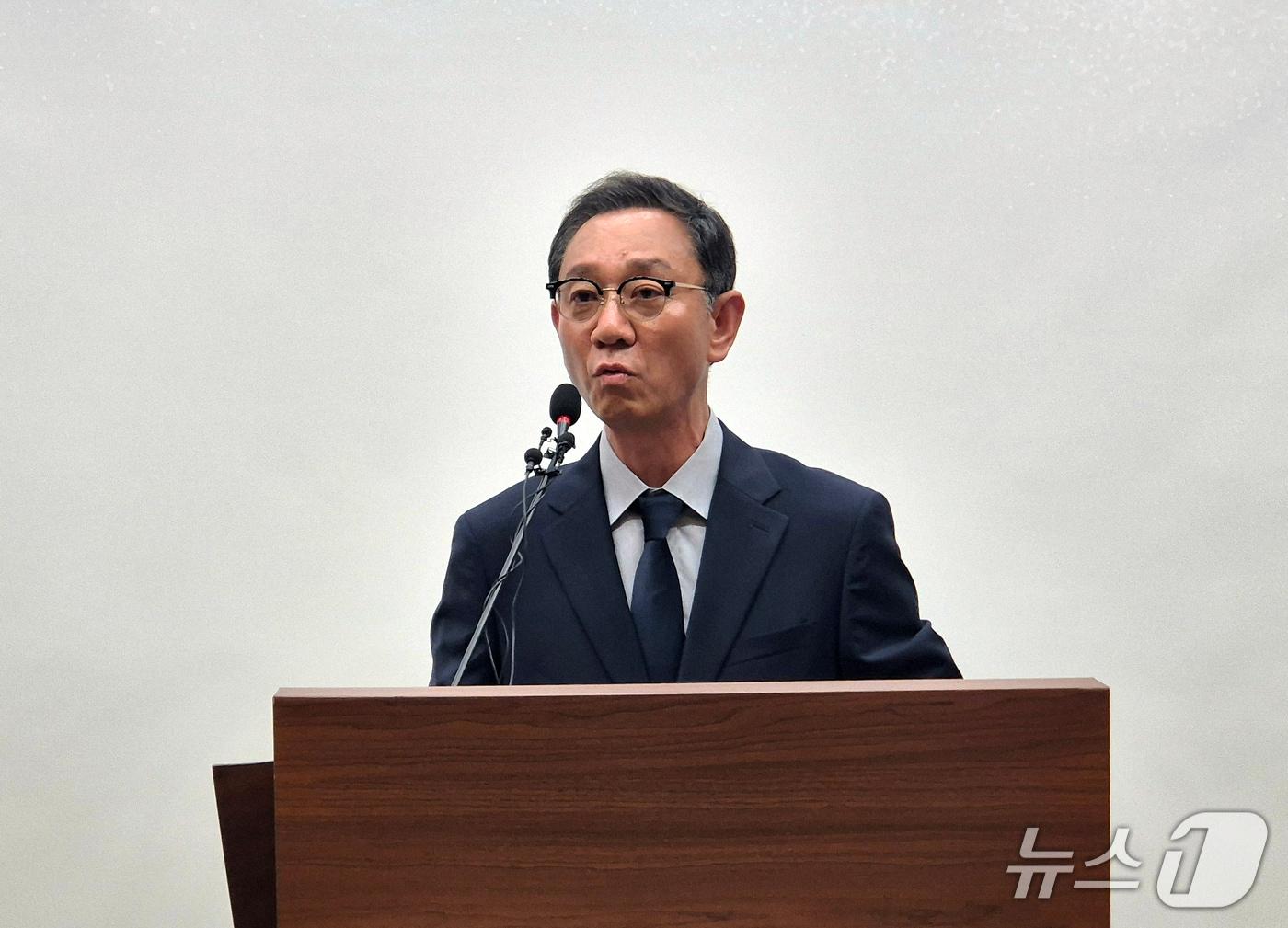 본문 이미지 - 신용한 더불어민주당 충북지사 후보 선거사무소 황인헌 사무장이 1일 도청 브리핑룸에서 기자회견을 하고 있다. 2026.6.1/뉴스1