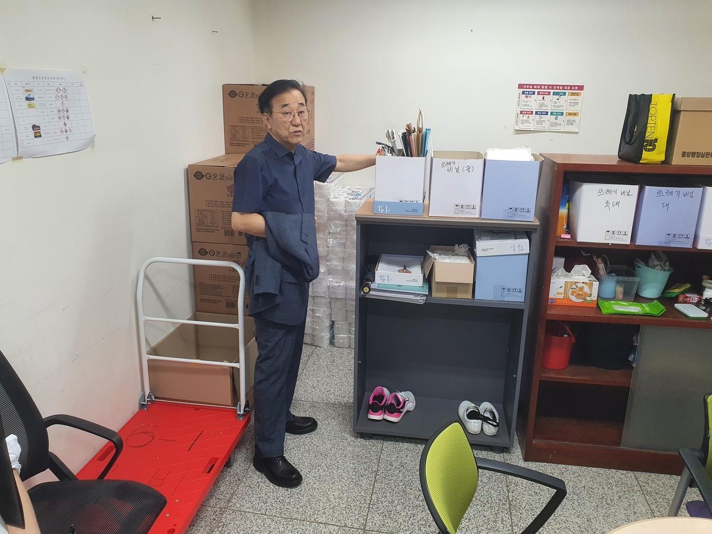 본문 이미지 - 김윤덕 국토교통부 장관이 1일 오후 국토부 청사 환경실무원 휴게공간을 찾아 현장을 점검하고 있다. ⓒ 뉴스1 조용훈 기자