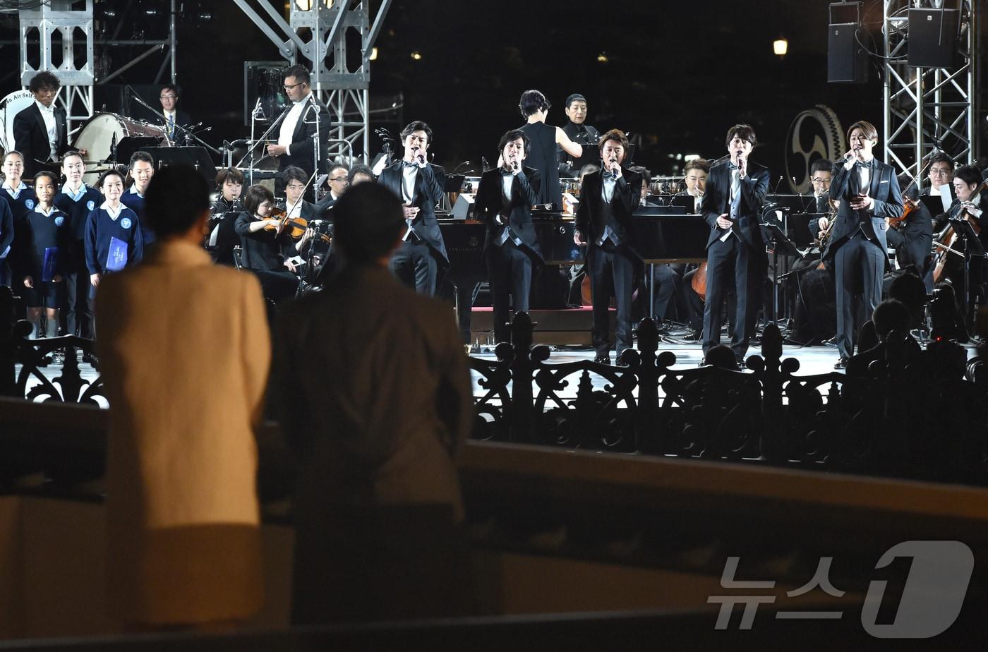 본문 이미지 - 일본 국민아이돌 '아라시'가 지난 2019년 11월 9일 나루히토 일왕 즉위 기념 축하 행사에서 노래를 부르고 있다. 2019.11.9. ⓒ 뉴스1 ⓒ 로이터=뉴스1