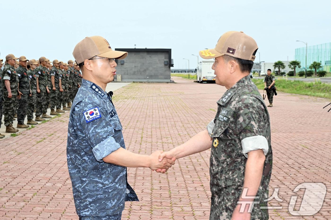 본문 이미지 - 김인호 림팩훈련부대장(오른쪽)이 1일 오전 해군 제주기지에서 열린 '2026 환태평양훈련(RIMPAC)'부대 환송행사에서 조완희 정조대왕함장과 훈련부대원들을 격려하고 있다. (해군 제공. 재판매 및 DB금지) 2026.6.1 ⓒ 뉴스1