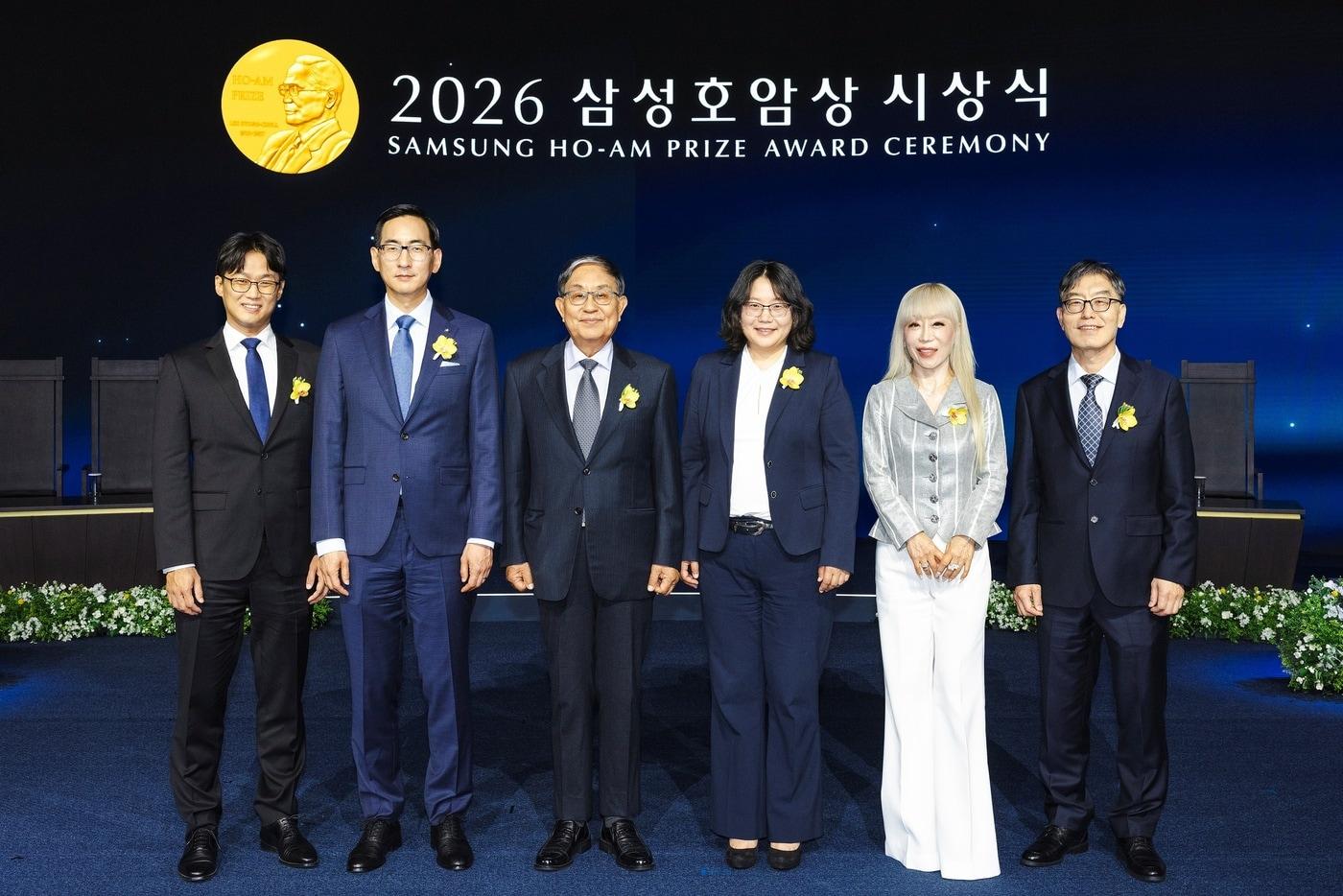본문 이미지 - 과학상 물리·수학부문 오성진 UC버클리 교수(왼쪽부터), 과학상 화학·생명과학부문 윤태식 위스콘신대 매디슨 교수, 공학상 김범만 포스텍 명예교수, 의학상 에바 호프만 코펜하겐대 교수, 예술상 조수미 성악가, 사회봉사상 오동찬 국립소록도병원 의료부장 등 삼성호암상 수상자들이 6월 1일 서울신라호텔 다이너스티홀에서 열린 '2026 삼성호암상 시상식'에서 기념 촬영을 하고 있다.(호암재단 제공)/뉴스1