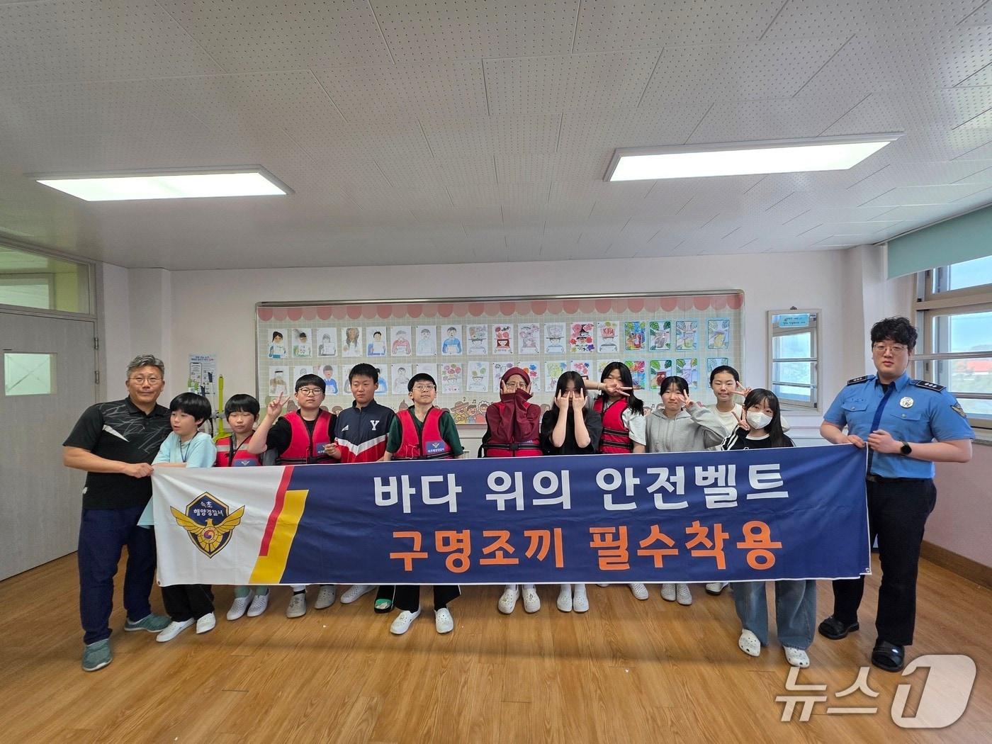 본문 이미지 - 속초해경 구명조끼 착용 캠페인.(속초해경 제공, 재판매 및 DB 금지) 2026.6.1/뉴스1