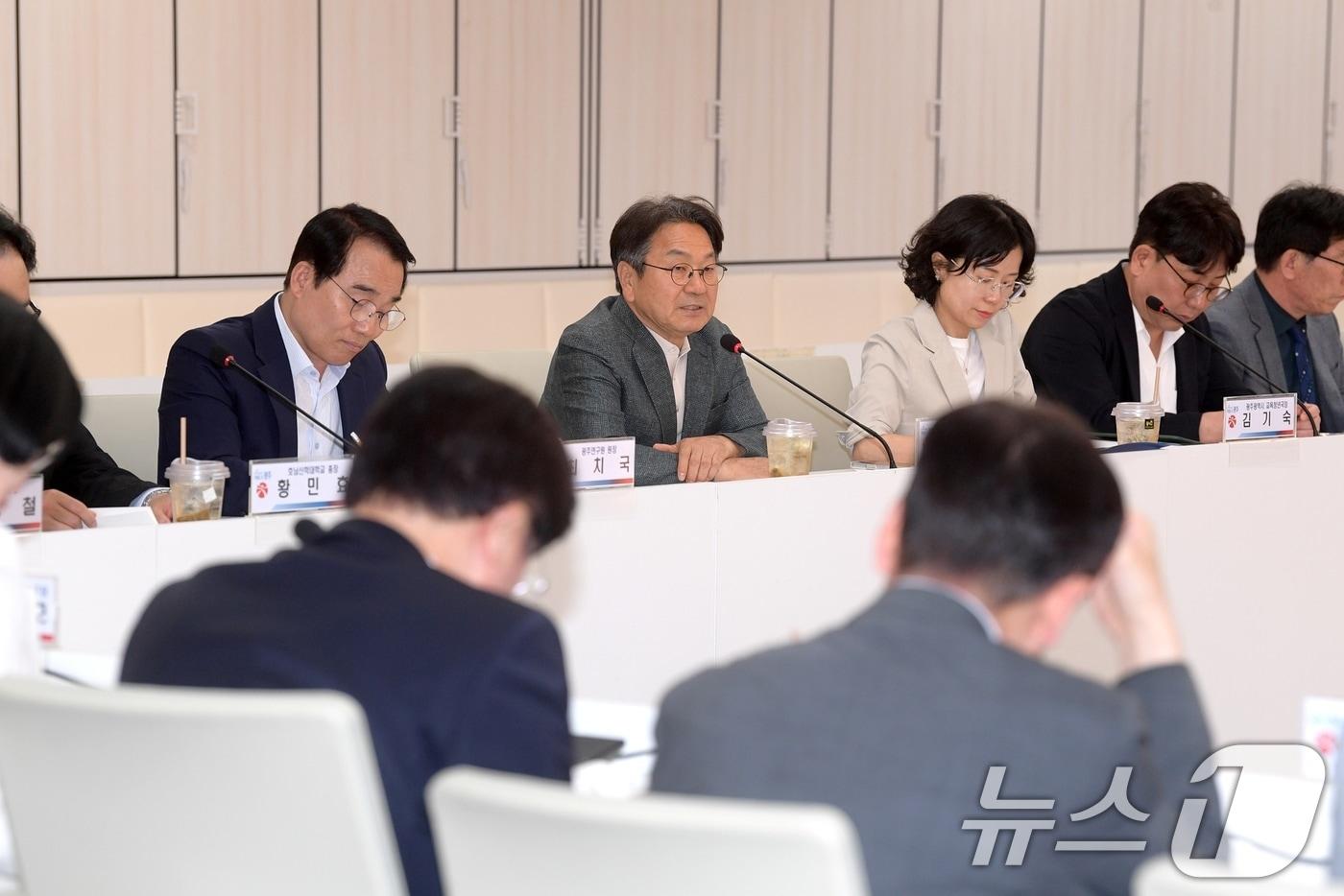 본문 이미지 - 강기정 광주광역시장이 1일 시청 중회의실에서 '2026년 제3차 광주라이즈(RISE)위원회'에 참석해 '2025년(1차년도) 광주 라이즈(RISE) 자체평가 결과(안)' 등을 심의하고 있다. (광주광역시 제공. 재판매 및 DB 금지) 2026.6.1 ⓒ 뉴스1