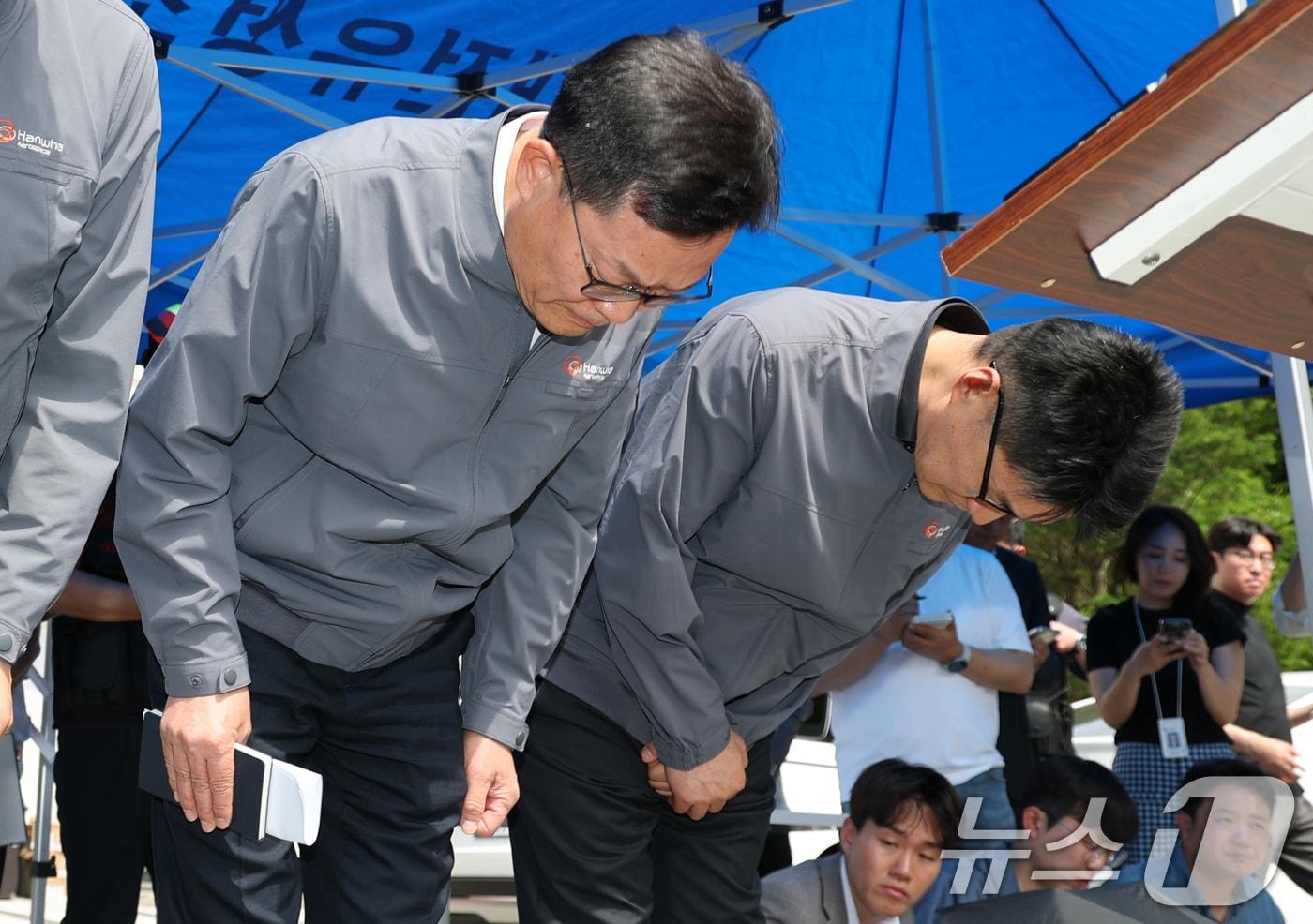 본문 이미지 - 손재일 한화에어로스페이스 대표이사가 1일 대전 유성구 외삼동 한화에어로스페이스 대전사업장 화재로 7명의 사상자 발생한 사고 관련 사과를 하고 있다. 2026.6.1 ⓒ 뉴스1 김기태 기자